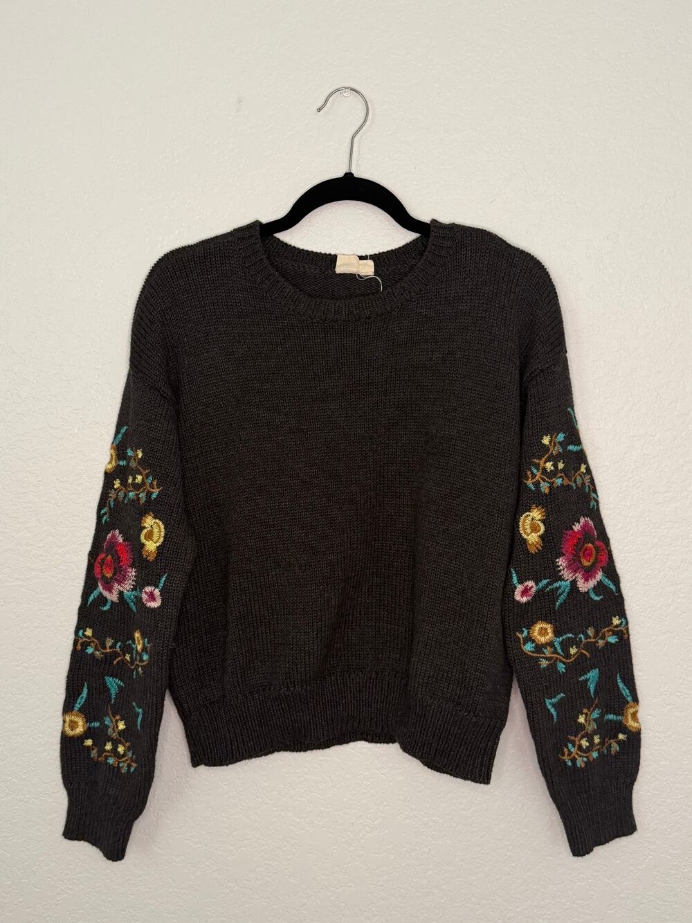 cloth. Gray Knit Sweater – Floral Embroidered Sleeves, Size Medium